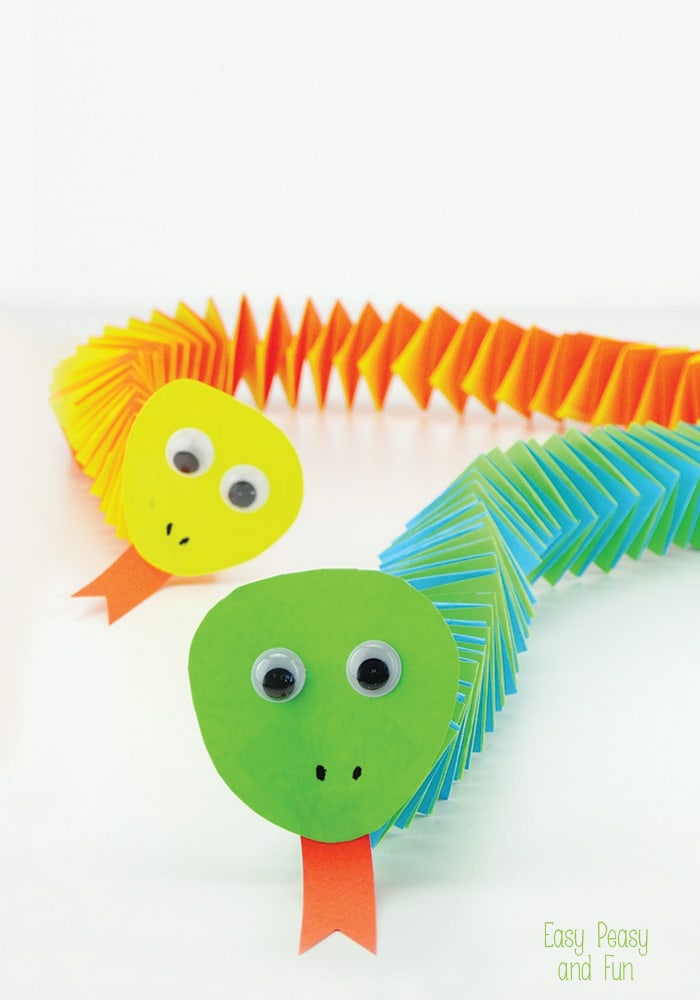 origami fácil para niños, serpientes acordeon hechos de papel, actividades para niños y adultos
