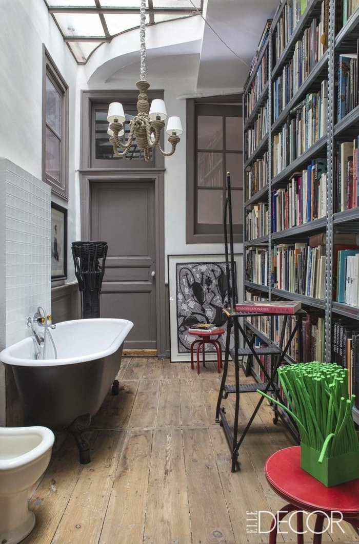 baños grises super originales, pequeño baño en el ático, bañera exenta patas garra, biblioteca pequeña