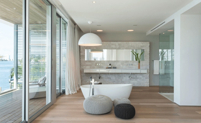 baños grises grandes decorados de encanto, baño con suelo de parquet y grande bañera exenta 