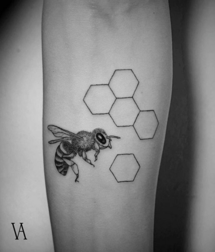 ideas de tatuajes brazo hombre, tatuajes geométricos con hexágonos, dibujo de abeja, tatuajes con anaimales 