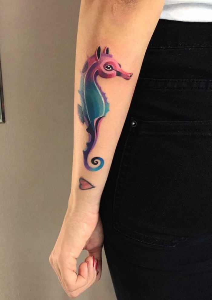 bonito diseño con caballo de mar tatuado en la parte exterior del antebrazo, diseños para mujeres 