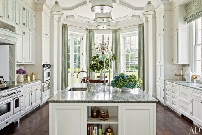 precioso diseño de cocinas blancas, cocina grande con toque vintage, detalles en verde, interesantes elementos arquitectónicos 