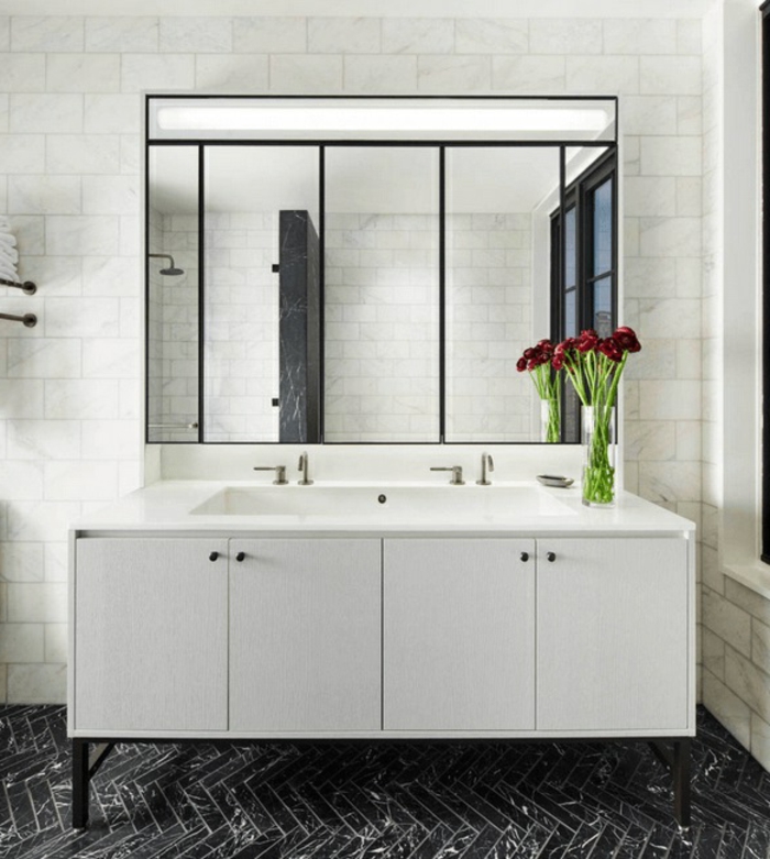 baños grises decorados de encanto, suelo de azulejos en gris oscuro, paredes en blanco grande espejo 