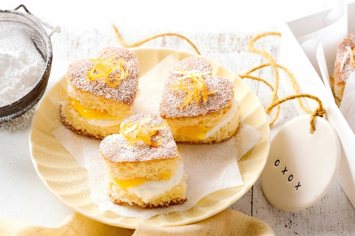 pequeñas tartas en forma de corazón hechas de bizcocho de limon, recetas de postres fáciles y rápidas 