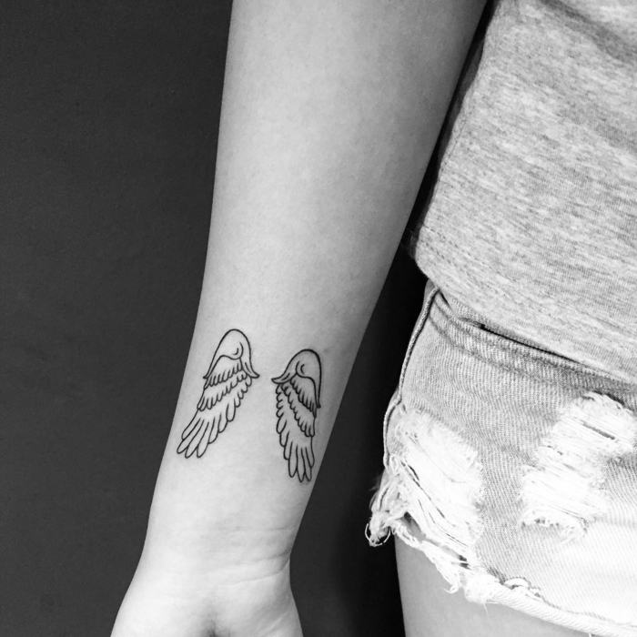 tatuajes pequeños hombre y mujer, alitos de ángel tatuados en la parte interior del antebrazo