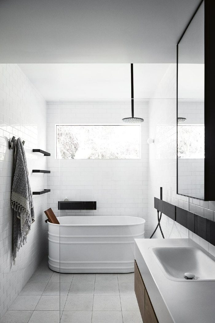alicatar baños, bañera moderna en blanco con espejo con detalles negros, suelo con baldosas blancas