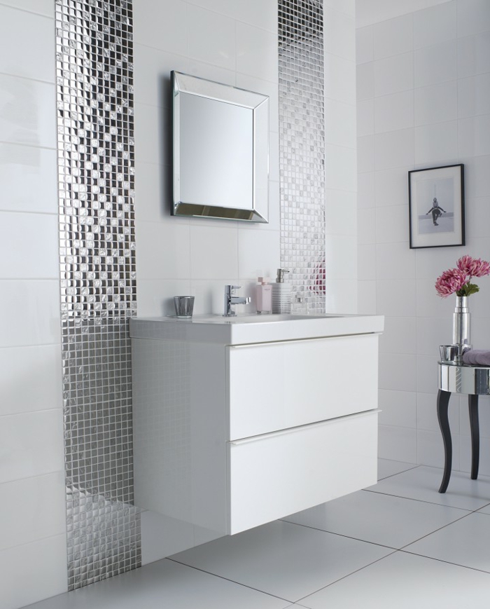 preciosa decoración en un baño decorado en blanco y plateado, baños modernos estilo minimalista 