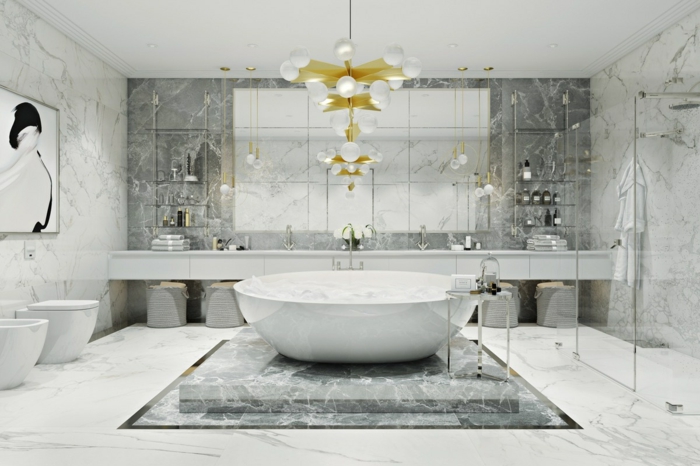 grande baño de mucho estilo decorado en blanco y gris con detalles en dorado, baños grises de diseño 