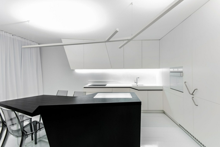 alucinantes ideas de diseño de cocinas blancas, grande isla de madera en negro, sillas modernas y luces empotradas 