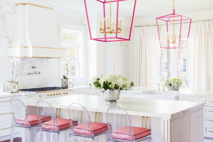 preciosas ideas de decoración de cocinas modernas blancas, detalles en rosado, sillas de diseño, grande isla en blanco 