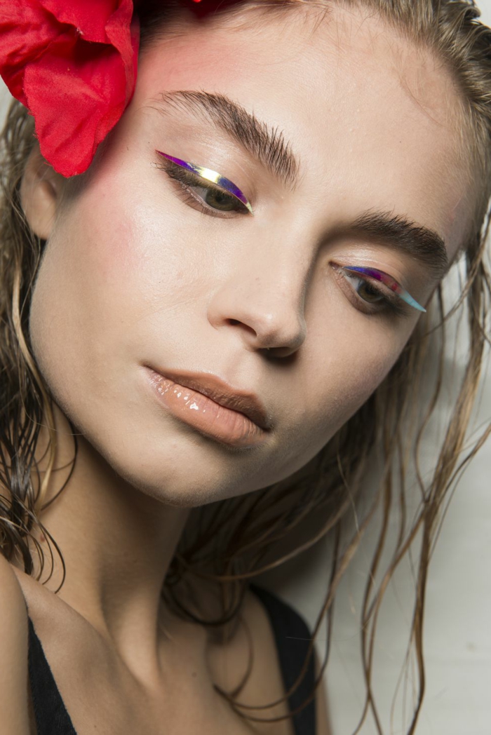 fotos de modelos, ideas sobre cómo perfilar labios gruesos, maquillaje extravagante tendencias 2018