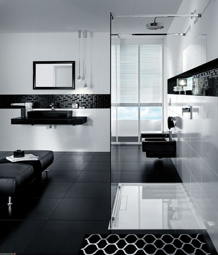 azulejos baño porcelanosa, azulejos negros cuadrados, mampra de cristal, espejo rectangular en color negro