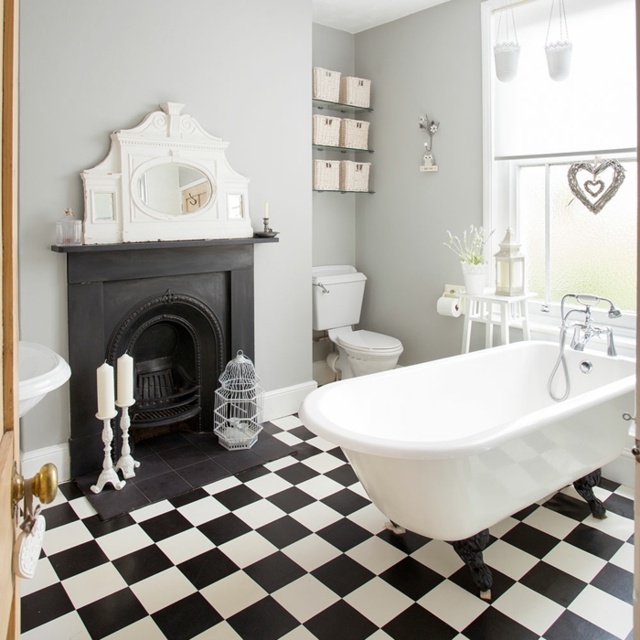 azulejos de baño, baldosas cuadradas de color blanco y negro, bañera blanca, ventana grande