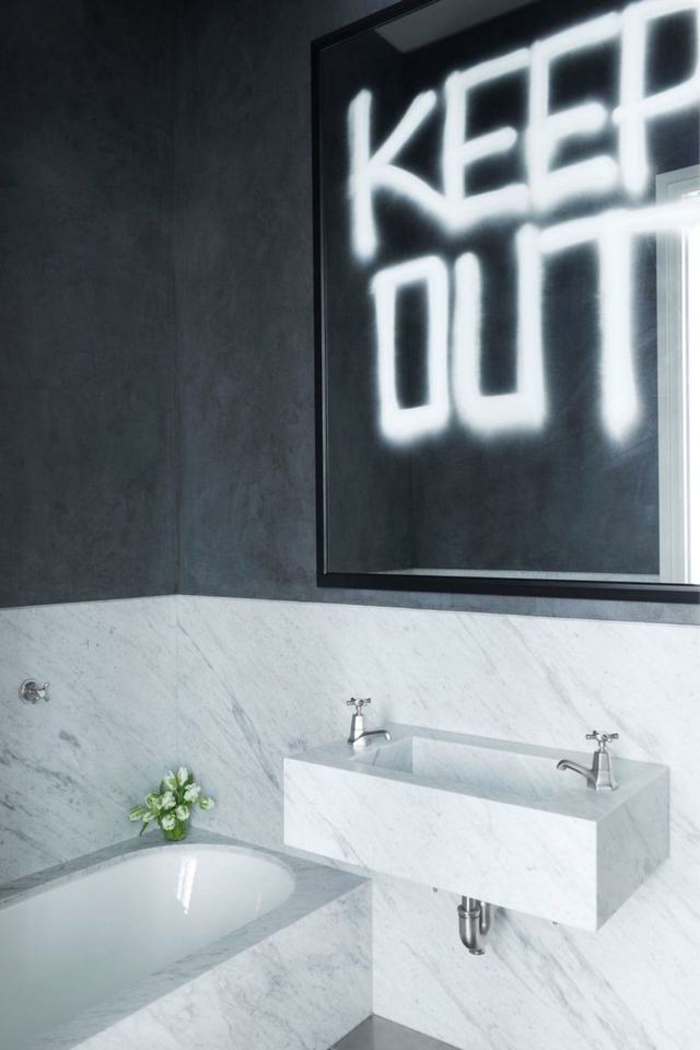 cuartos de baño modernos decorados en blanco y gris, espejo original, bañera empotrada
