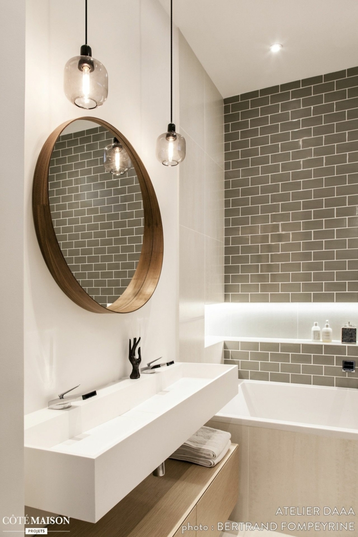 azulejos para baños, espejo redondo de madera, luces colgando largas, bañera con azulejos de color crema