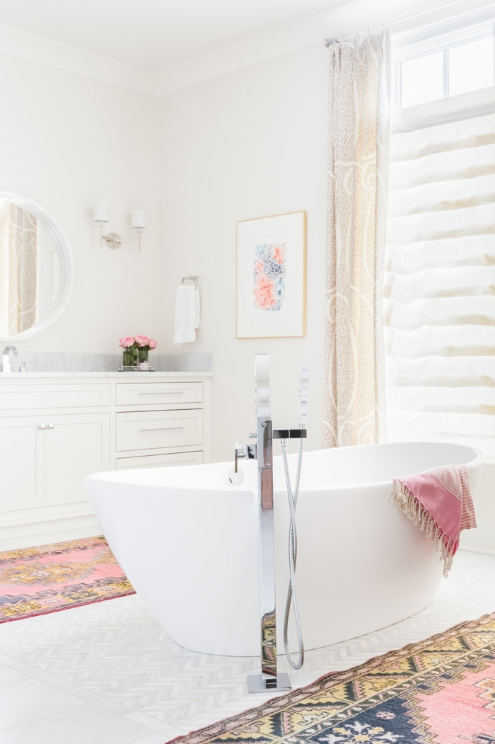 azulejos para baños, bañera blanca con manta de colores colgando en ella, alfombras de motivos étnicos