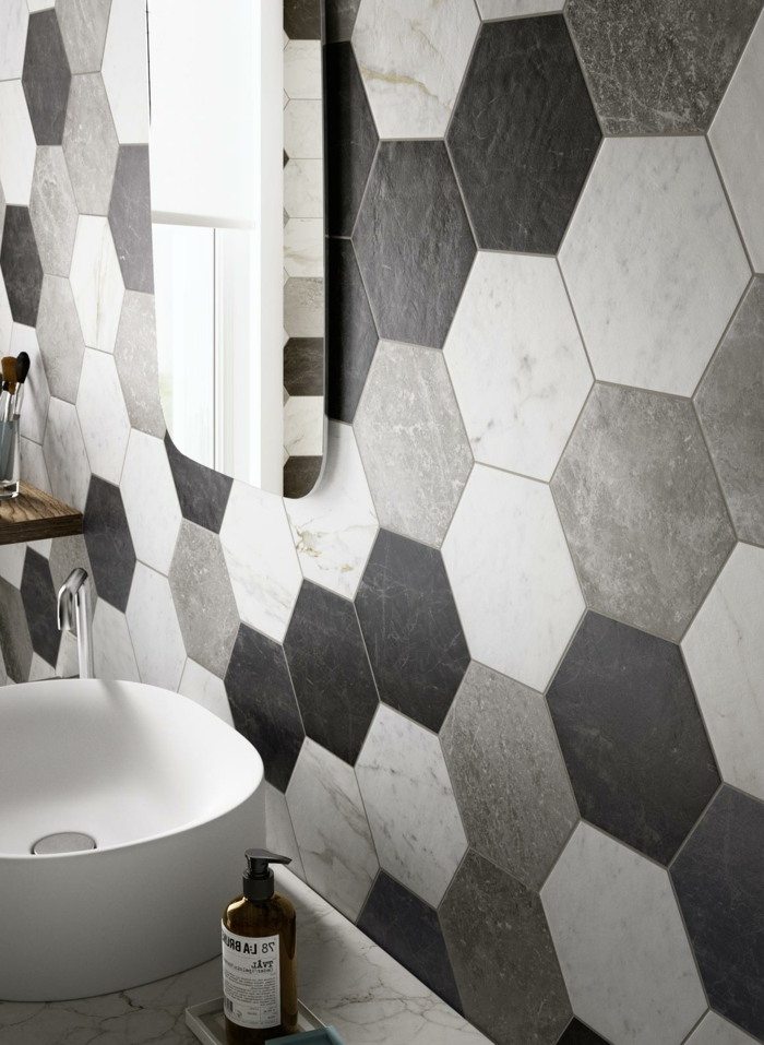 azulejos para baños pequeños, baldosas hexagonales de color negro, gris y blanco, lavabo blanco, espejo