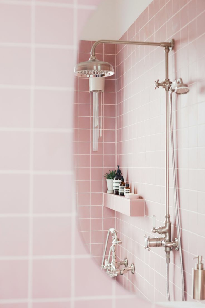 azulejos para baños pequeños baño con azulejos rosas con ducha, flores en maceta pequeña, botes de champú