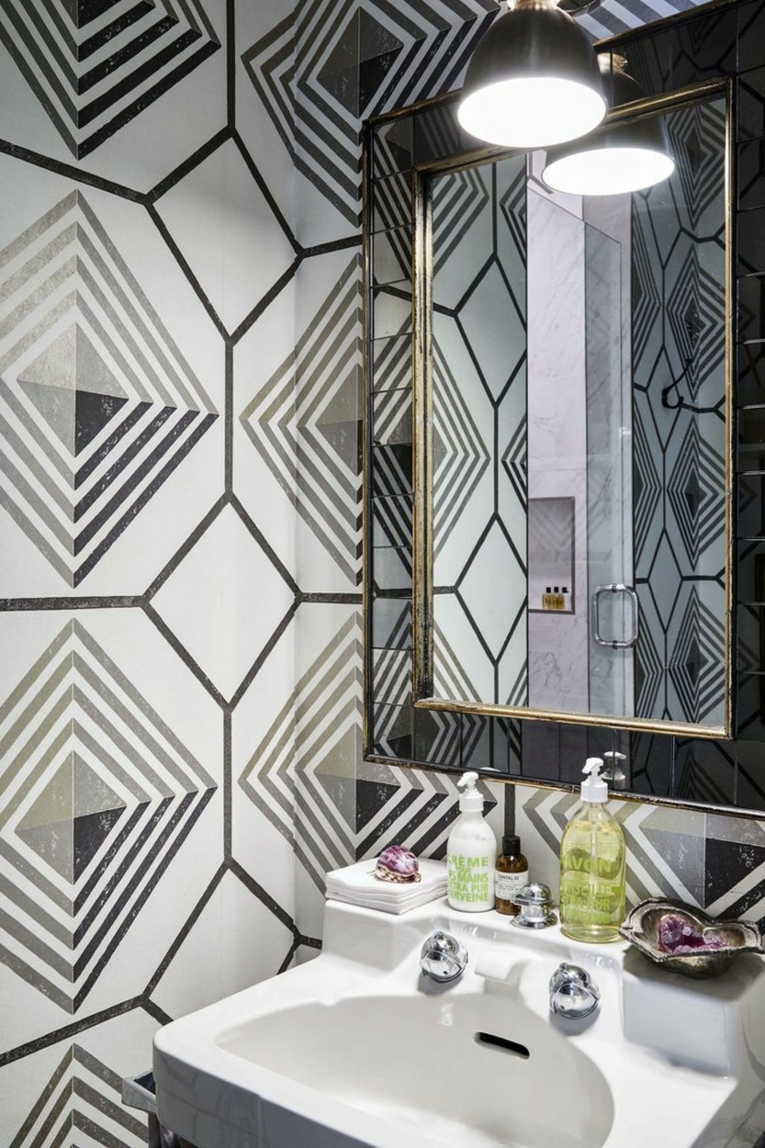 ideas de cuartos de baño modernos con azulejos de diseño, espejo moderno en negro y dorado 