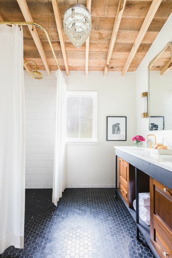 azulejos para baños, techo de madera, suelo de azulejos negros hexagonales, espejo y ventana pequeña