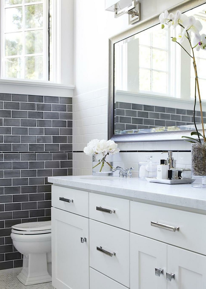 decoracion baños en blanco y gris, azulejos en gris, grande armario en blanco, decoración de flores 