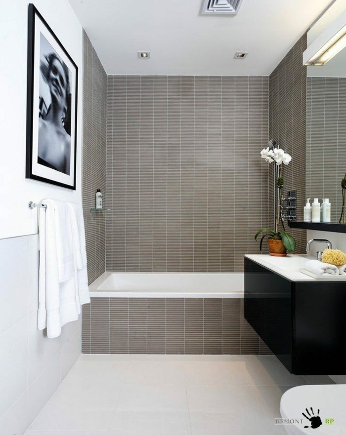 baldosas baño suelo de baldosas de color blanco combinadas con baldosas marrones en la pared de la bañera