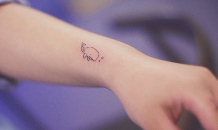 tatuajes pequeños hombre y mujer, ideas de diseños de tatuajes minimalistas, pequeña ballena 