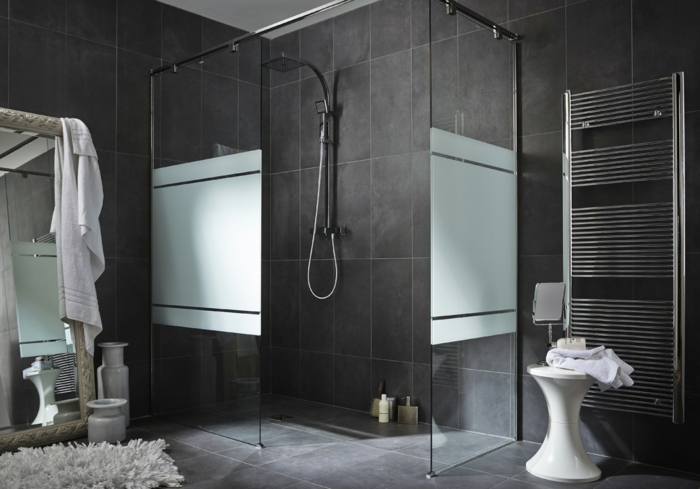 ejemplos de azulejos para baños pequeños. bladosas en gris oscuro y gris claro, cabina de ducha 