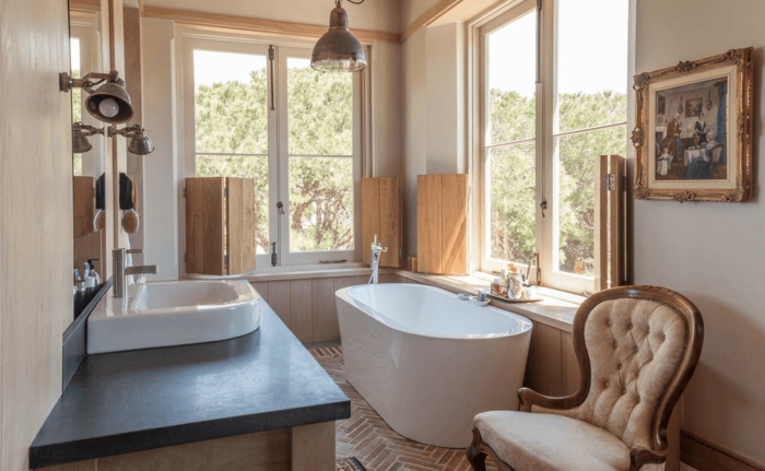 ideas de azulejos para baños pequeños, precioso baño decorado en blanco, gris y beige con elementos vintage 