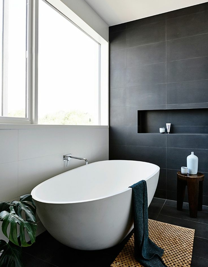 baños grises decorados de diseño, bañera exenta moderna en blanco, paredes con bladosas blanco y negro 