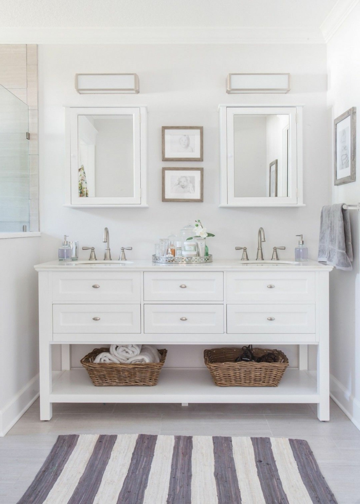 fotos de baños modernos y consejos de decoración, paredes en blanco, baldosas en gris y alfombra 