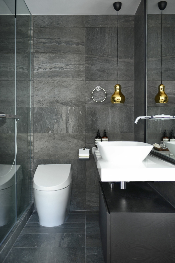 ideas y consejos de decoración y fotos de baños modernos, paredes con baldosas en gris y detalles en dorado 