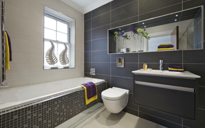 fotos de baños modernos en gris y blanco, ba;era empotrada, baldosas en gris y detalles en lila y amarillo 