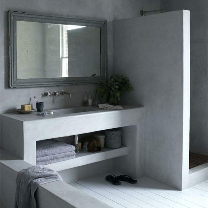 decoracion baños en gris, baño vintage de hormigón con espejo grande efecto desgastado