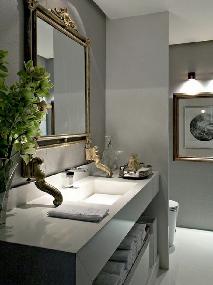 fotos de baños modernos con elementos vintage, baño ecléctico en gris y blanco con detalles en dorado 