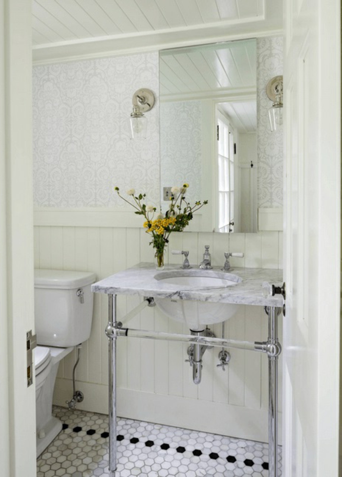 decoracion baños en blanco y gris, lavabo original, decoración de flores y azulejos de diseño 