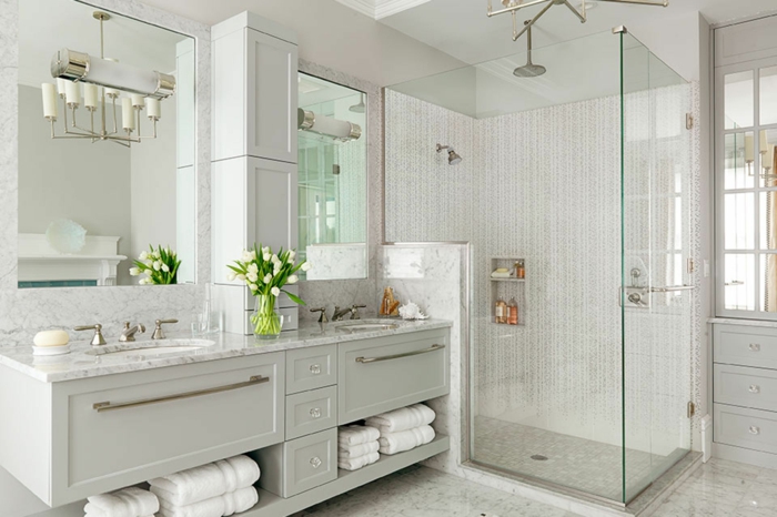 decoracion baños grandes y modernos, interior en gris claro, cabina de ducha con cortinas de vidrio