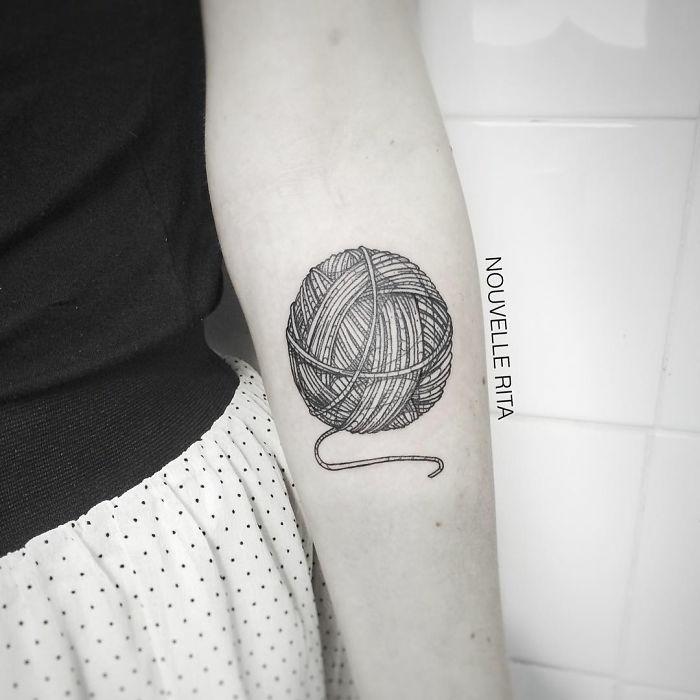 tatuajes pequeños hombre y mujer, tatuaje abstracto bola de hilo de lana, ideas de tatuajes simbolicos