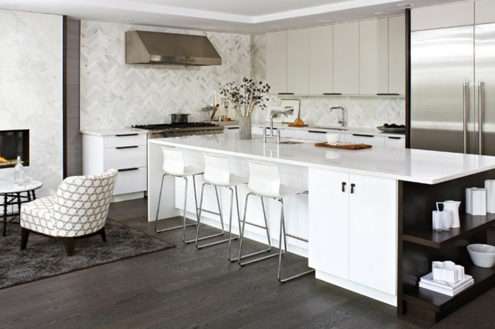 diseños de cocinas modernas decoradas en blanco, preciosa cocina con suelo de parquet oscuro, cocina comedor moderna 