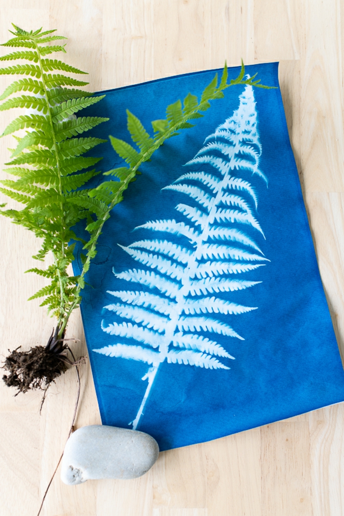manualidades faciles de hacer y super originales, toalla DIY decorada con motivos botánicos
