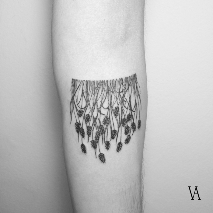 ejemplos de tatuajes brazo hombre en imágines, hierbas del campo dibujadas al revés 