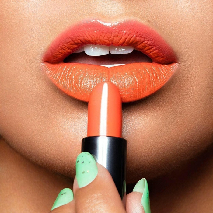 labios grandes pintados en tono naranja, colores y texturas de labiales en tendencia 2018 1019 