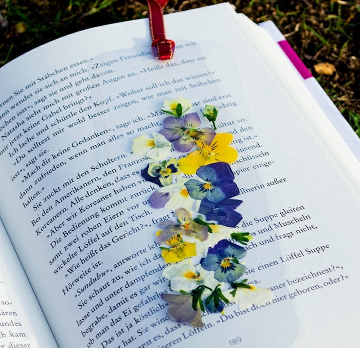 bonitas ideas DIY para los amantes de la lectura, marcarpaginas manualidades con flores secas 