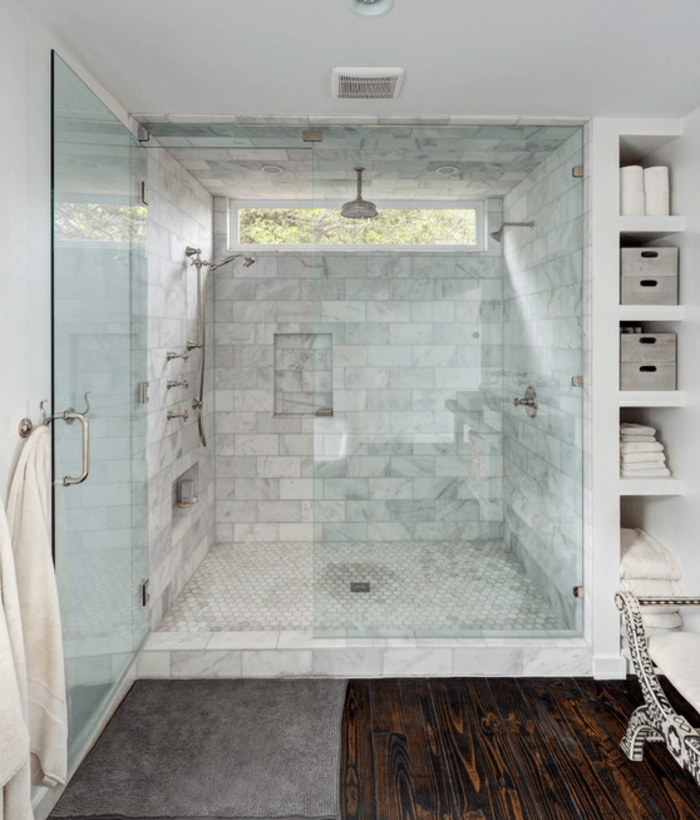 ejemplos sobre reforma baño pequeño, cabina de ducha con cortinas de vidrio y azulejos modernos 