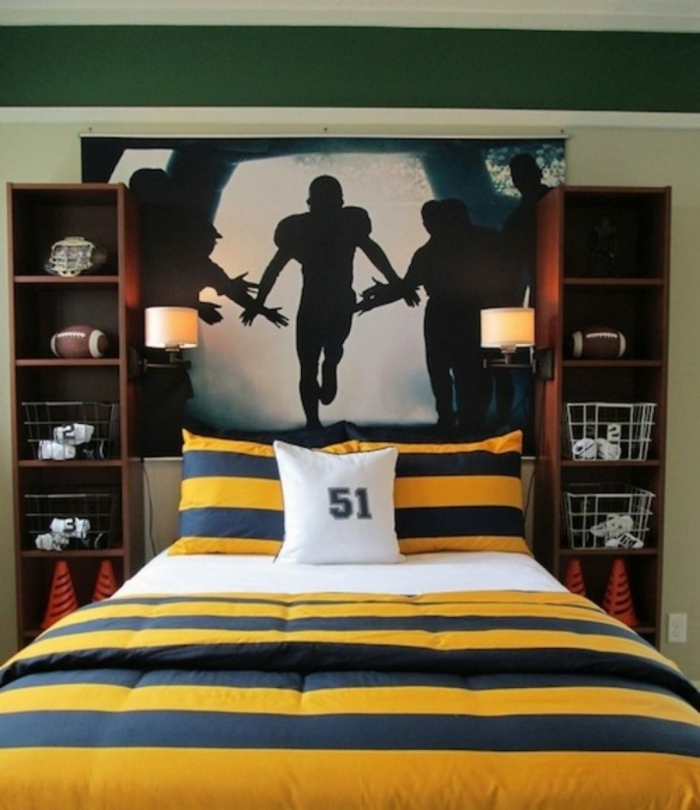camas compactas juveniles, cuadro de rugbistas en la pared, cojines de color amarillo y azul y con el numero 51