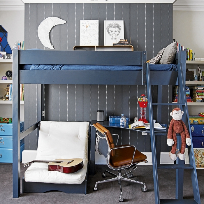 camas compactas juveniles, litera de color azul oscuro con sillón con almohadas blancas, guitarra en el