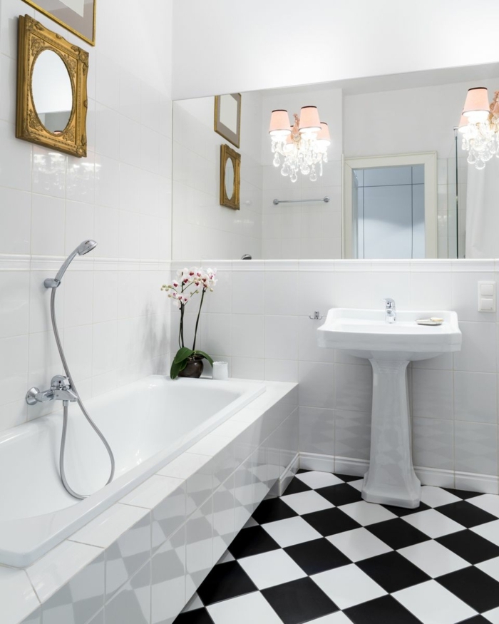 ceramicas para baños, azulejos de color blanco y negro ordenados en forma de mosaico, espejo grande