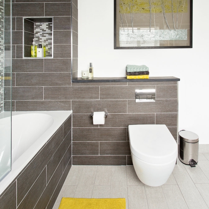ceramicas para baños, azulejos de suelo de color crema combinadas con azulejos del mismo tamaño en la pared