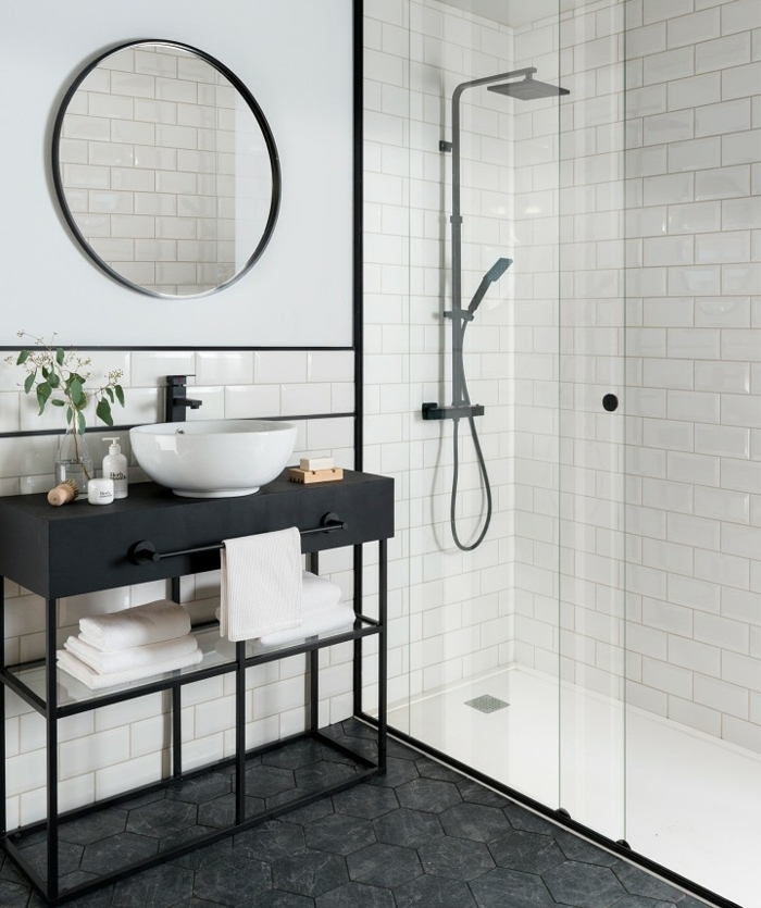 ceramicas para baños, espejo redonde de detalles metálicos, baldosas hexagonales negras en el suelo