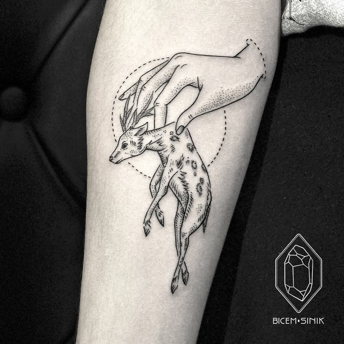 tattoo antebrazo con alto significado, ideas de diseños de tatuajes únicos en el antebrazo 